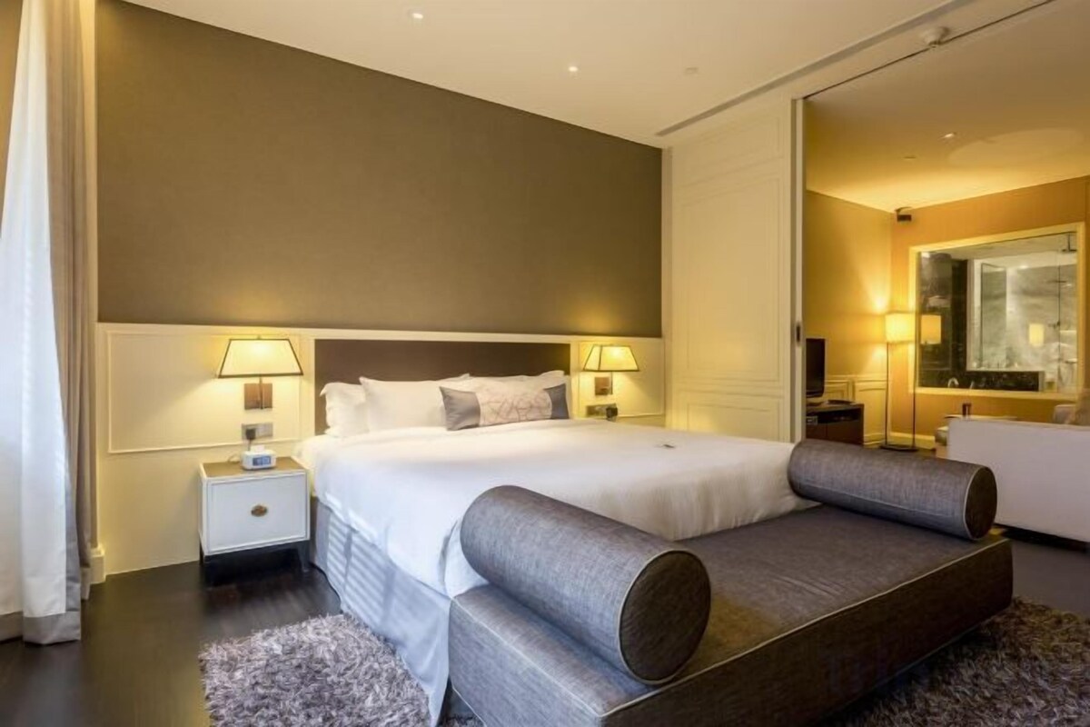 Premium bedding, down comforters, in-room safe, desk