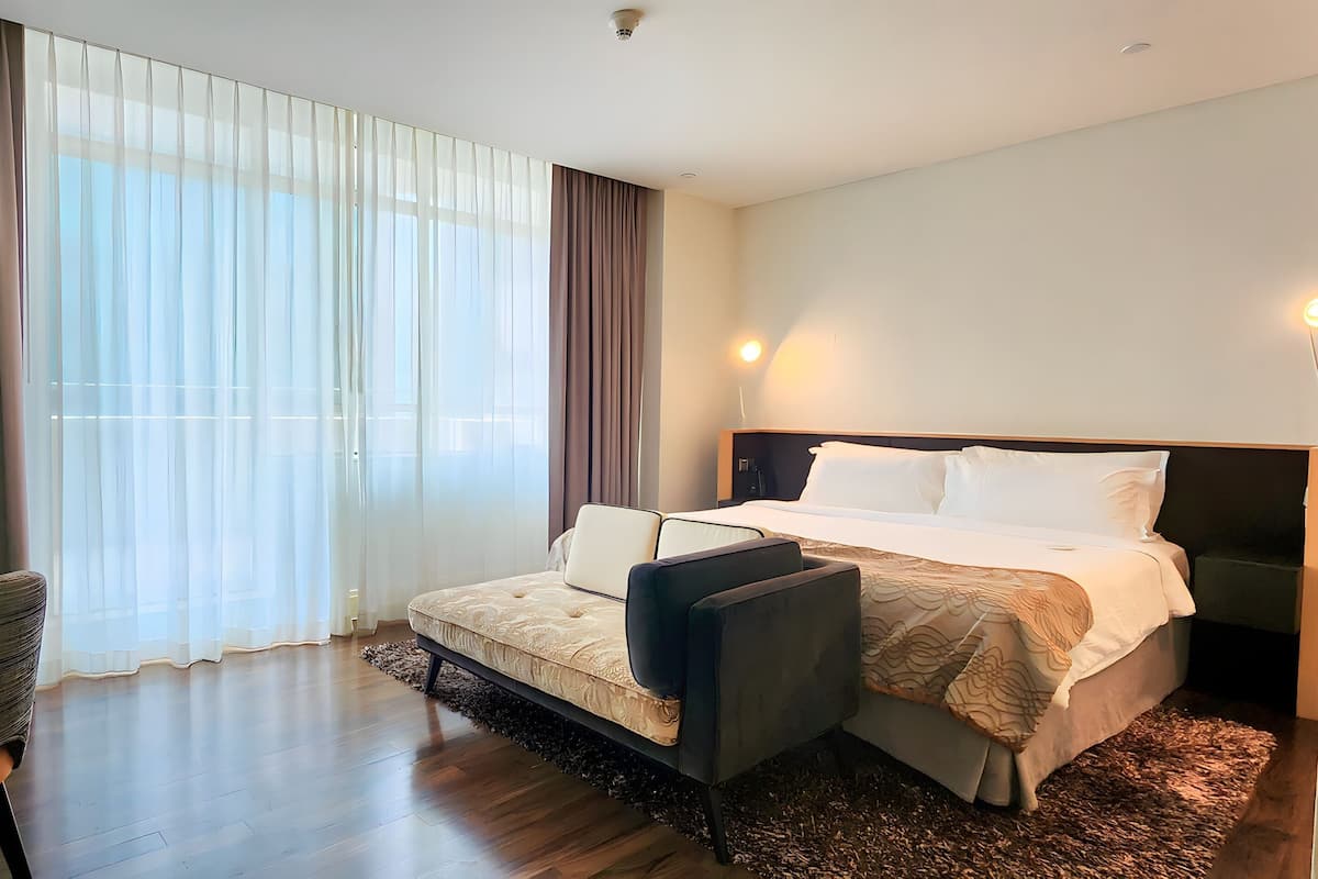 2 bedrooms, premium bedding, down comforters, in-room safe