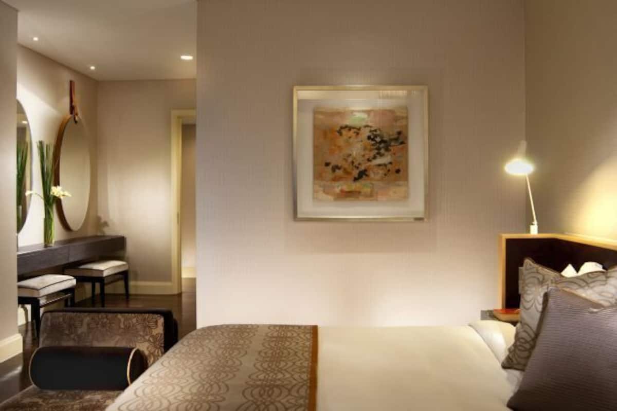 高級寢具、羽絨被、房內夾萬、書桌