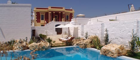 Piscine extérieure (ouverte en saison), parasols de plage