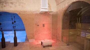 Een sauna, een bubbelbad, een stoombad, 1 behandelingskamer