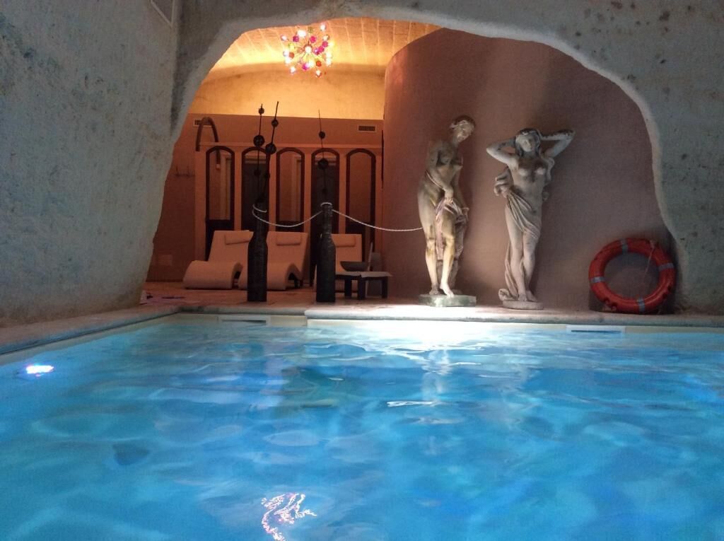 Hồ bơi ngoài trời phục vụ theo mùa, dù/ô trên bãi biển/hồ bơi 