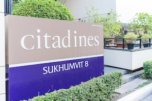 Placa de Citadines Sukhumvit 8, indicando o nome e a localização do hotel.
