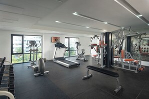 A gym with treadmills, weight machines, and benches. - Citadines Sukhumvit 8 Bangkok (Bangkok)