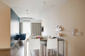 Premier Apartment, 2 Bedrooms | Living area