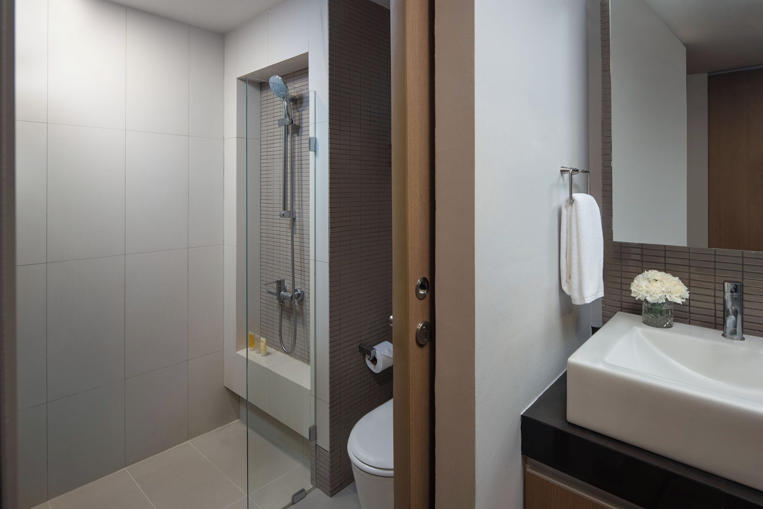 Executive Studio | Bathroom | Shower, rainfall showerhead, eco-friendly toiletries