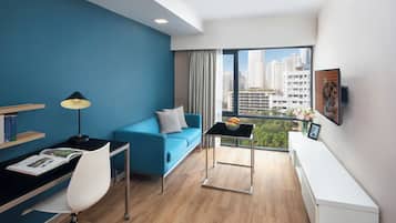 Deluxe kamer, 1 slaapkamer | Woonruimte | Lcd-televisie en een dvd-speler