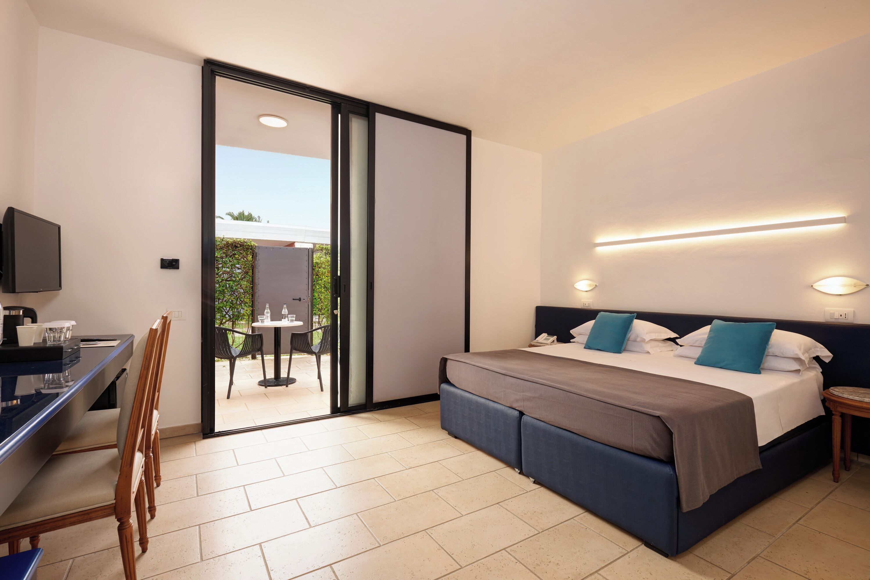 Habitación clásica, vistas al jardín | Minibar, caja fuerte, escritorio y espacio para trabajar con un portátil