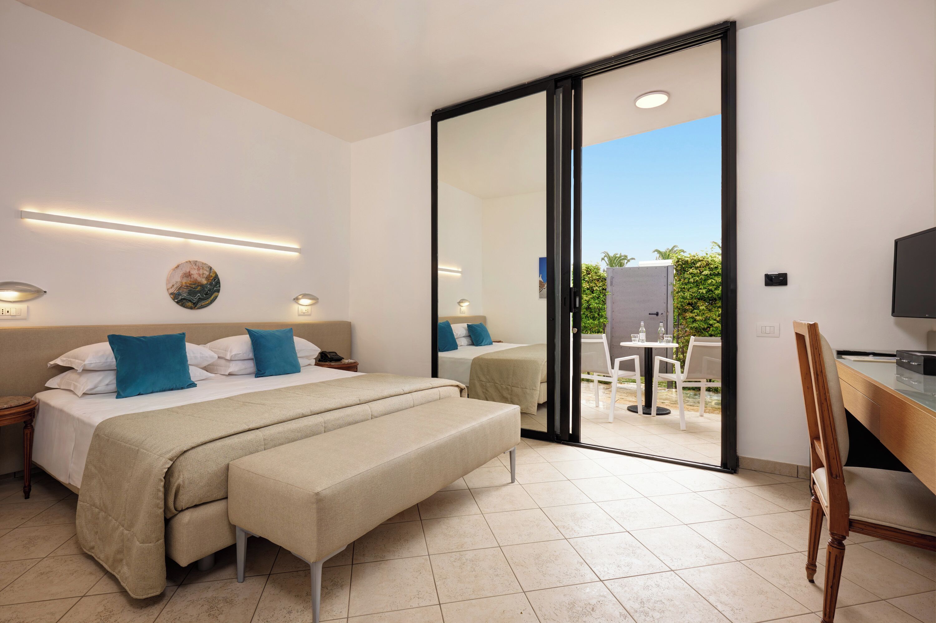 Habitación familiar, vistas al jardín | Minibar, caja fuerte, escritorio y espacio para trabajar con un portátil