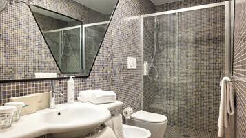 Ein Badezimmer mit Waschbecken, Toilette und Dusche.
