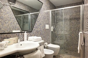 Ein Badezimmer mit Waschbecken, Toilette und Dusche.