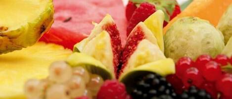 Varietat de fruites fresques, com síndria, anana, raïm, fragones i nabates.