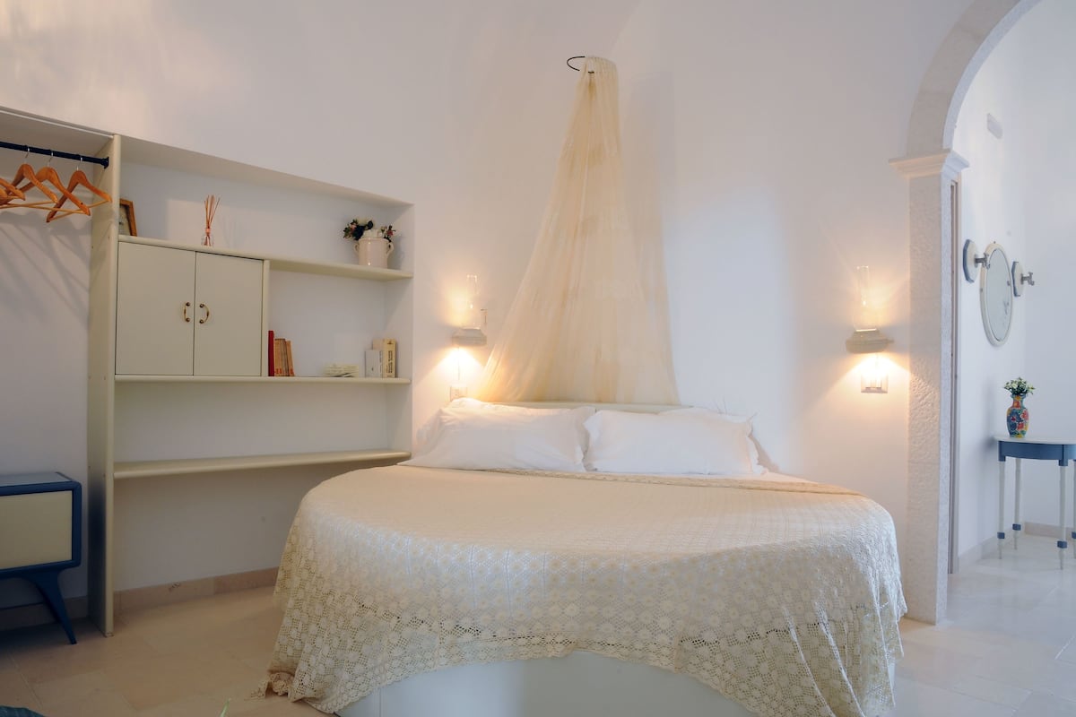 Premium bedding, down duvets, minibar, in-room safe