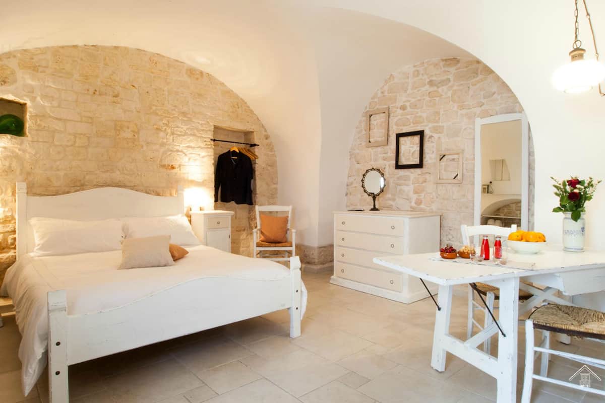 premium bedding, down duvets, minibar, in-room safe