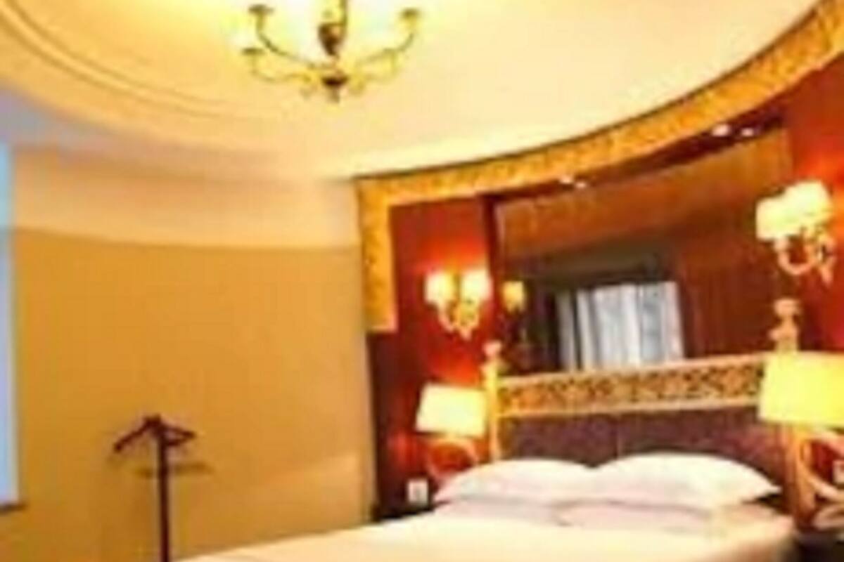Minibar, in-room safe, desk, iron/ironing board