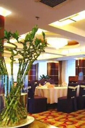 Daily buffet breakfast (CNY 68 per person)
