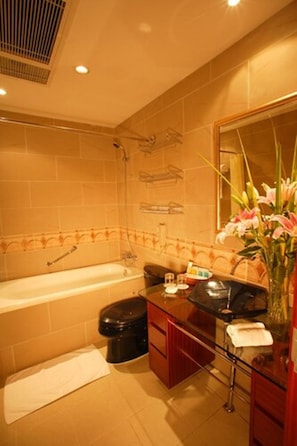 Business Suite, 1 Bedroom  | Bathroom | Free toiletries, hair dryer, towels