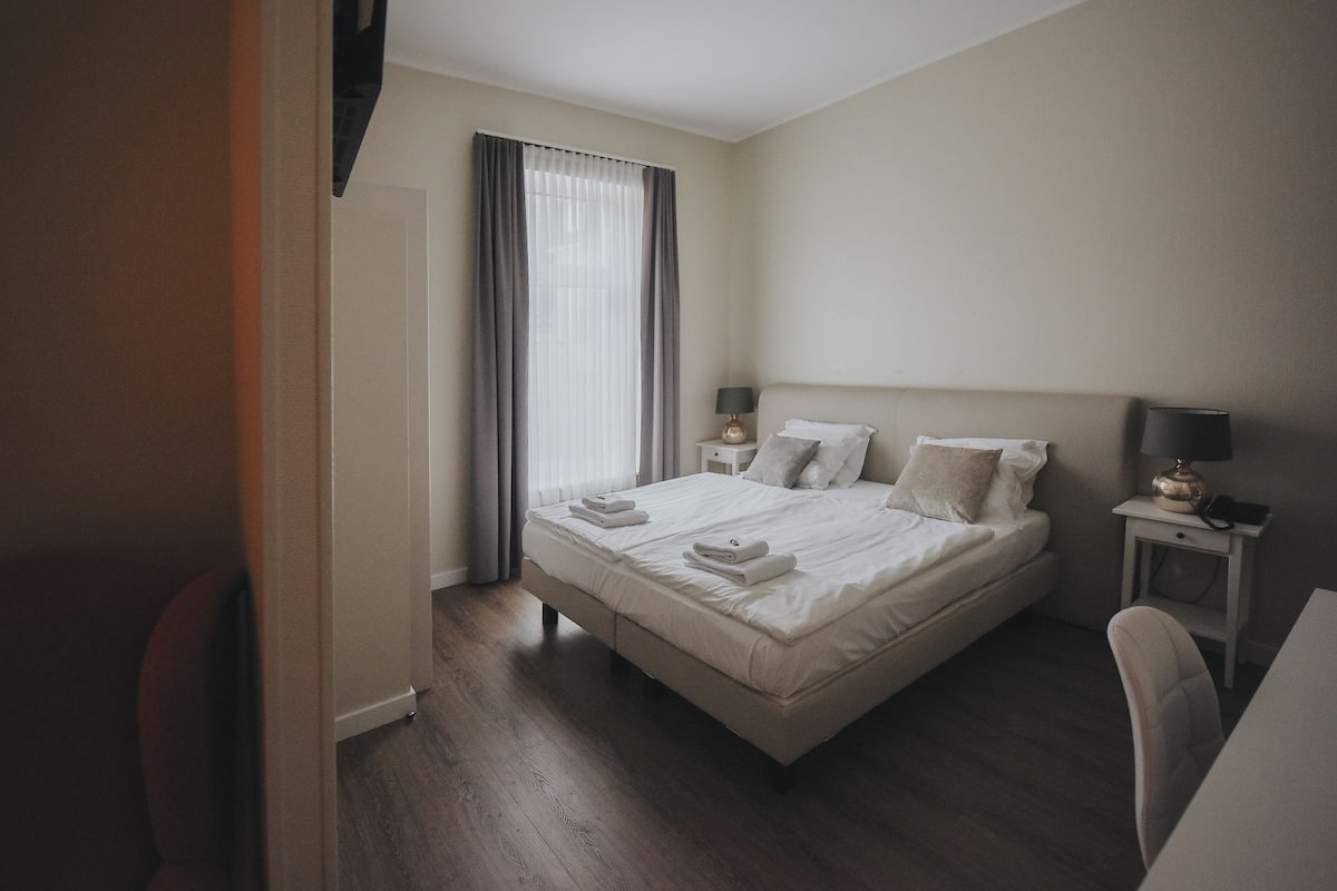 Camera Comfort, edificio separato | Una cassaforte in camera, una scrivania, tende oscuranti