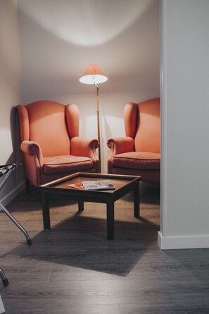 Comfort kamer, bijgebouw | Woonruimte | Flatscreentelevisie