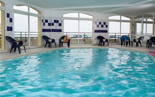 Una piscina cubierta
