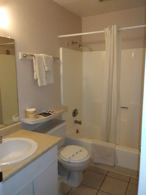 Combined shower/tub, free toiletries, hair dryer, towels - Sands Inn & Suites (Lake Havasu City)