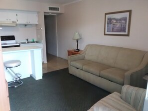 Suite, 2 dobbeltsenger | Oppholdsrom | Flatskjerm-TV