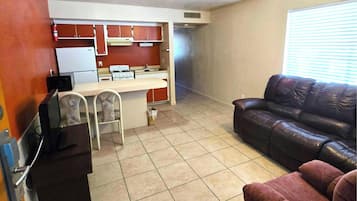 Apartment, 2 Bedrooms, Kitchen | Private kitchenette | Mini-fridge, microwave, coffee/tea maker, dining tables
