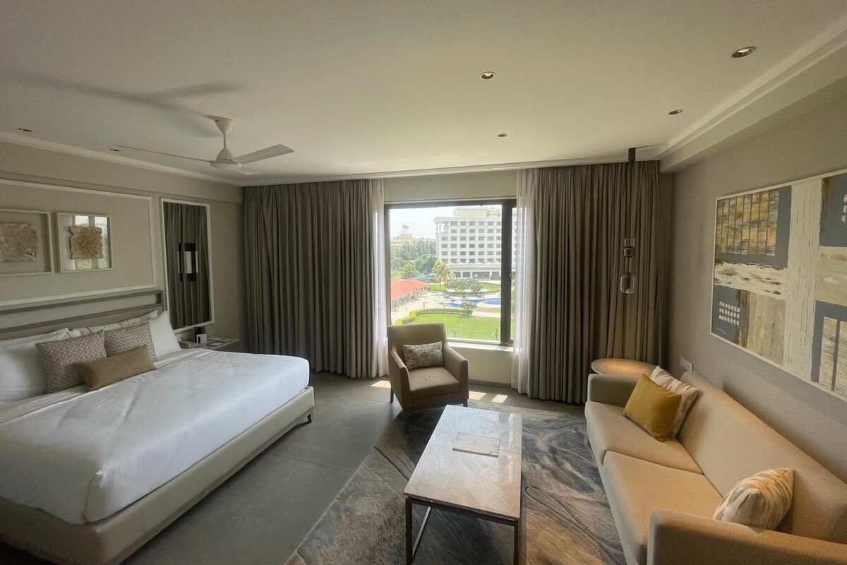 Chambre Premier double, vue sur la piscine | Salle de bain | Douche, articles de toilette (gratuits), séchoir à cheveux, pantoufles