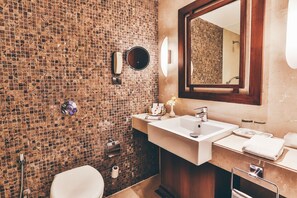 Habitació superior, vistes a la piscina | Bany | Dutxa, articles de tocador gratuïts, assecador de cabells i barnussos 