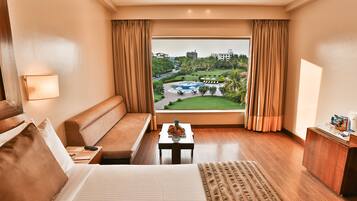 Superior Room, Pool View | Minibar, in-room safe, desk, laptop workspace