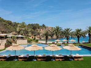 2 piscines extérieures, parasols de plage, chaises longues