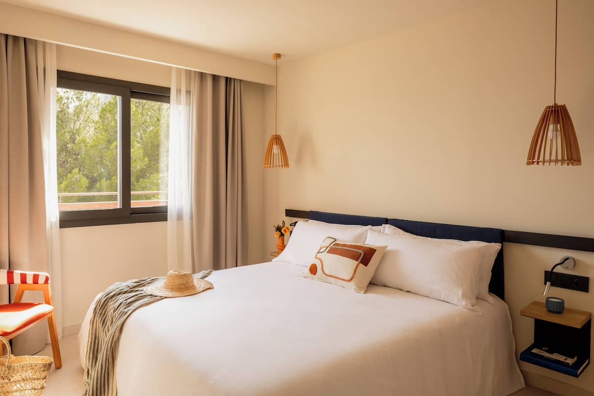 Minibar, in-room safe, blackout curtains, free WiFi
