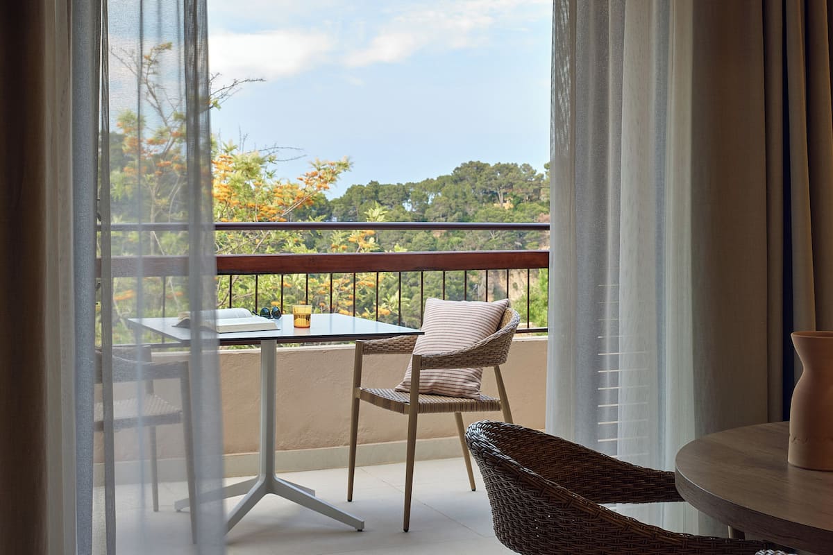 minibar, in-room safe, blackout curtains, free wifi