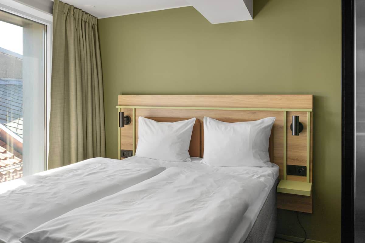 double room (compact) | 1 bedroom, blackout curtains, soundproofing, bed sheets