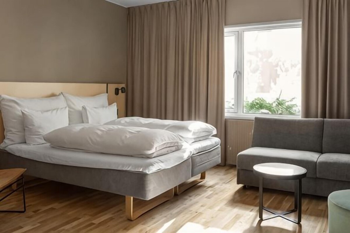 Cortinas opacas, sistema de insonorización, ropa de cama