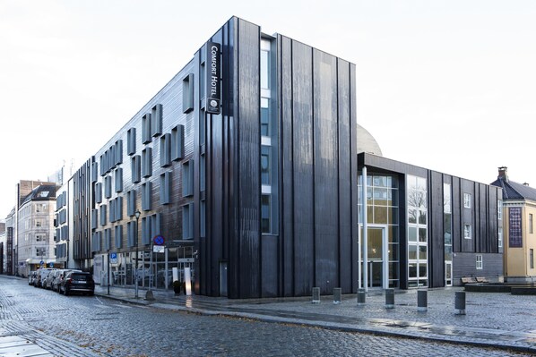 A modern hotel with a dark facade, large windows, and a sign indicating it is a Comfort Hotel. - Comfort Hotel Trondheim (Trondheim)