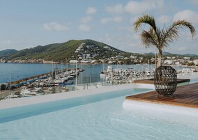 2 piscinas al aire libre, sombrillas, sillones reclinables de piscina
