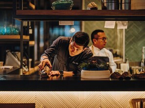 2 restaurants; breakfast, lunch, and dinner served