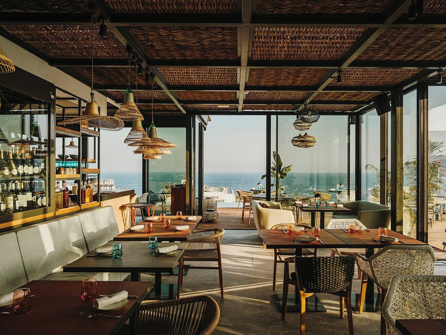 2 restaurants; breakfast, lunch, and dinner served