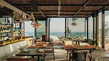 2 restaurants; breakfast, lunch, and dinner served