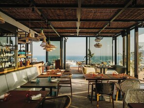 2 restaurantes: opção de café da manhã, almoço e jantar