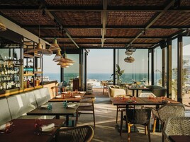 2 restaurants; breakfast, lunch, and dinner served