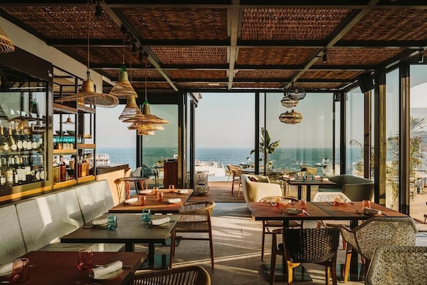2 restaurants, serveren ontbijt, lunch, diner, Mediterrane gerechten