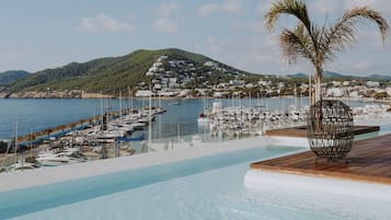 2 Außenpools, Sonnenschirme, Liegestühle