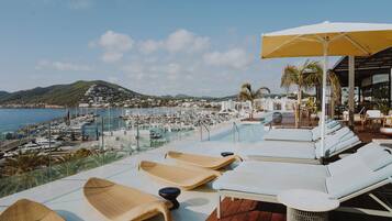 2 Außenpools, Sonnenschirme, Liegestühle