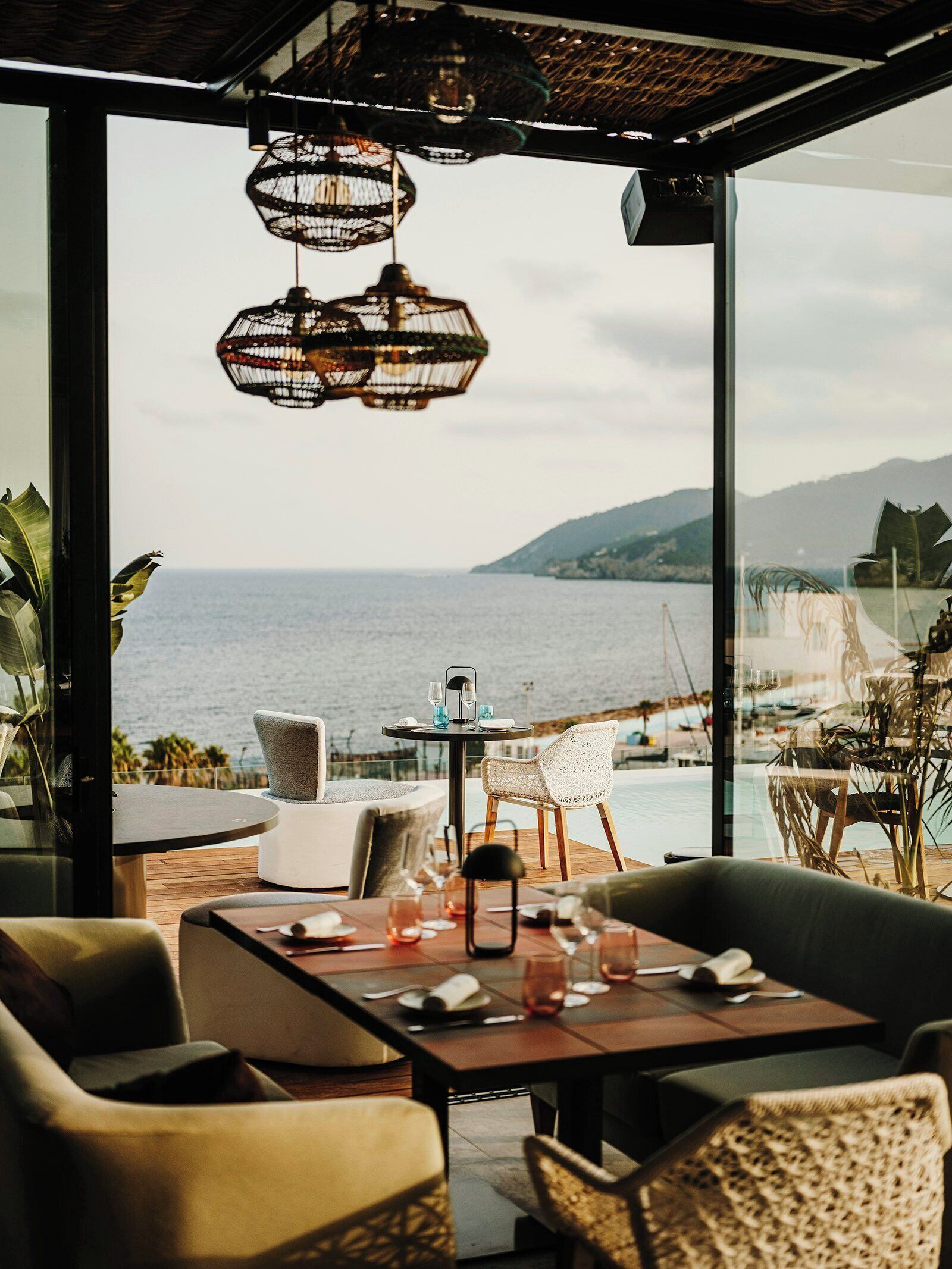 2 restaurants; breakfast, lunch and dinner served 