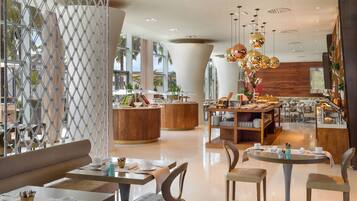 Tägliches Frühstücksbuffet (30 EUR pro Person)