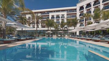 2 Außenpools, Sonnenschirme, Liegestühle