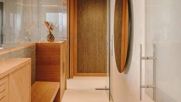 Grand studio suite, uitzicht op zee, op de hoek | 1 slaapkamer, hypoallergeen beddengoed, een kluis op de kamer