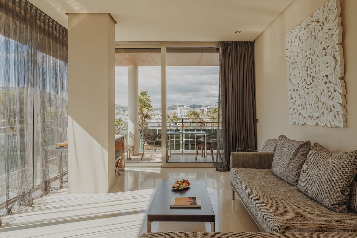 Suite Studio, en angle | 1 chambre, literie hypoallergénique, coffres-forts dans les chambres